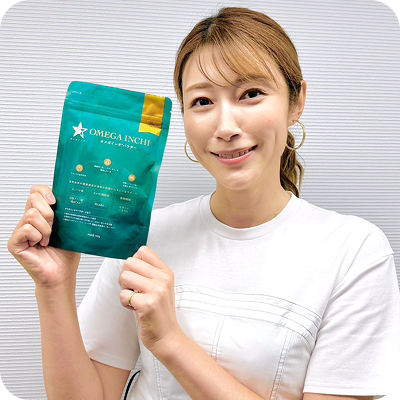 オメガインチ®パウダーを持つ元バレーボール日本代表 狩野舞子